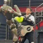 Ανθρωποειδές ρομπότ κλωτσάει… CEO επί σκηνής – Ποιες είναι οι ασυναγώνιστες δυνατότητές του