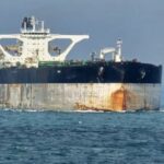 Το πετρελαιοφόρο που καταδιώκεται από τις ΗΠΑ έχει πλέον τη ρωσική σημαία ζωγραφισμένη στο πλάι του