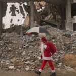 Ανάμεσα στις λάσπες και την καταστροφή: Άη Βασίληδες χαρίζουν χαμόγελα στα παιδιά της Γάζας