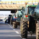 Σφίγγουν τον κλοιό οι αγρότες: Ξεπέρασαν τα 100 τα μπλόκα – Γέφυρα διαλόγου ρίχνει η κυβέρνηση