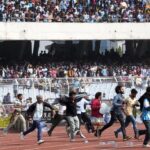 Ινδία: Οπαδοί πλήρωσαν πανάκριβο εισιτήριο για να δουν… μισή ώρα Μέσι και «έσπασαν» το γήπεδο