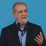 Με «σκληρά» αντίποινα απέναντι σε όποια επιθετική ενέργεια απαντά το Ιράν στον Τραμπ