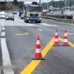 Τροχαίο ατύχημα στην Αθηνών – Λαμίας: Αυτοκίνητο συγκρούστηκε με μπάρες και λεωφορείο