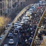 Ιρανός διαδηλωτής απέναντι στις αστυνομικές δυνάμεις: Το βίντεο που έκανε τον γύρο του διαδικτύου