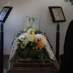 Πλήθος κόσμου στην κηδεία της Σύλβας Ακρίτα – Συντετριμμένη η κόρη της