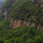 Κίνα: Τουρίστας πέφτει από γκρεμό ύψους 40 μέτρων – Δείτε το συγκλονιστικό βίντεο