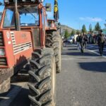 Καβάλα: Κατάληψη του κτηρίου της Αντιπεριφέρειας από τους αγρότες – Πετούν άχυρα και γάλα