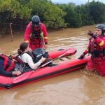 Κακοκαιρία Byron: Οικογένεια απομακρύνθηκε με βάρκα από πλημμυρισμένο σπίτι στο Γύθειο