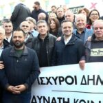 Συγκέντρωση αιρετών της αυτοδιοίκησης έξω από τη Βουλή για τα οικονομικά των δήμων