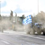 Αγρότες: Εκρηκτική κλιμάκωση στα μπλόκα με συγκρούσεις και χημικά – Κλείνουν αεροδρόμια και λιμάνια