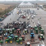 Οι αγρότες επιμένουν, η κυβέρνηση επιδιώκει «κατάπαυση» μέσω πληρωμών – Κομβικός ο Δεκέμβριος