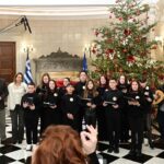 Ο Μητσοτάκης άκουσε τα κάλαντα των Χριστουγέννων από το Μουσικό Σχολείο Αλίμου στο Μαξίμου