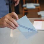 Δημοσκόπηση Interview: Πρωτιά ΝΔ, τρίτη η Πλεύση, υπεροχή Καρυστιανού έναντι του Τσίπρα