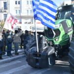 Νέα ένταση στα μπλόκα με συγκρούσεις και χημικά: Αμετακίνητοι οι αγρότες – «Θα πάμε παντού»