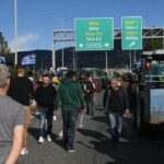 Αγρότες και κτηνοτρόφοι της Αχαΐας μπήκαν με τρακτέρ στην Πάτρα – Κλειστός ο κόμβος Γλαύκου