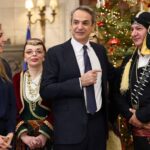 Χαμόγελα και ευχές στο Μαξίμου: Κάλαντα στον Κυριάκο Μητσοτάκη από τον Σύλλογο Λιοσιωτών