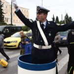 «Δώρο στον τροχονόμο»: Αναβίωσε και φέτος το πρωτοχρονιάτικο έθιμο του «βαρελιού»