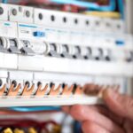 ΔΕΔΔΗΕ: «Χαράτσι» 450 εκατ. ευρώ το χρόνο λόγω ρευματοκλοπών