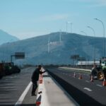 Διαμαρτυρίες έξω από γραφεία βουλευτών της ΝΔ και νέο κλείσιμο δρόμων από τους αγρότες