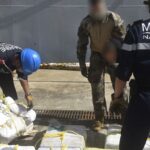 «Μπλόκο» σε μεγάλη ποσότητα κοκαΐνης – To ελληνικό πλοίο, οι συλλήψεις και η διαδρομή θρίλερ