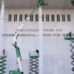ΗΠΑ: Το «Κέντρο Κένεντι» στην Ουάσιγκτον απέκτησε νέα πινακίδα με το όνομα του Ντόναλντ Τραμπ
