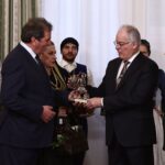 Μήνυμα Τασούλα: Η χώρα  έχει μπροστά της πολλές ευκαιρίες – Κάλαντα στο Προεδρικό