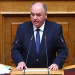 Αγρότες πέταξαν άχυρο και κοπριά έξω από το γραφείο του βουλευτή της ΝΔ, Σταυρού Παπασωτηρίου