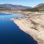 Λειψυδρία: Αποκαλυπτικές εικόνες από drones – «Στεγνώνουν» Μόρνος και Υλίκη παρά τις βροχές