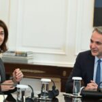 Συνάντηση Μητσοτάκη με την απεσταλμένη του ΓΓ του ΟΗΕ για την Κύπρο – Η τριμερής στο επίκεντρο