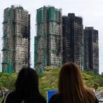 Χονγκ Κονγκ: Απομακρύνει τις σκαλωσιές από τα κτήρια μετά την φονική πυρκαγιά στους ουρανοξύστες