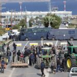 Επεισόδια έξω από το αεροδρόμιο Ηρακλείου μεταξύ αγροτών και αστυνομίας – Πετροπόλεμος και χημικά