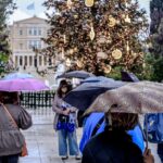 Καιρός: Θυελλώδεις άνεμοι, πτώση θερμοκρασίας και τοπικές βροχές