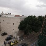 Το χριστουγεννιάτικο δέντρο της Βηθλεέμ ανάβει για πρώτη φορά από την έναρξη του πολέμου στη Γάζα