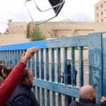 Ένταση με χημικά έξω από το υπουργείο Μεταφορών – Οδηγοί ταξί πετούν καρέκλες