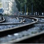 Θεσσαλονίκη: Παρολίγο τραγωδία σε διάβαση τρένου – Οδηγός λεωφορείου αγνόησε κατεβασμένες μπάρες