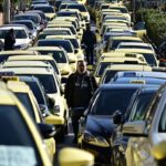 Ξεκίνησε η πορεία των ταξί προς το υπουργείο Μεταφορών – Στο κόκκινο το κέντρο της Αθήνας