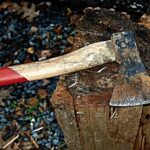 Ηράκλειο: Στη φυλακή ο άνδρας που κυνηγούσε με τσεκούρι την γειτόνισσα του και το παιδί της