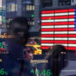 Wall Street: Ο Dow Jones εκτοξεύτηκε κατά 800 μονάδες μια ανάσα από τις 50.000