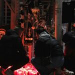 Πλήθος κόσμου στην Τούμπα – Λουλούδια και κεριά στη μνήμη των νεκρών φιλάθλων