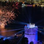 Με χιλιάδες κόσμου στο Λευκό Πύργο και ένα εντυπωσιακό laser show η Θεσσαλονίκη υποδέχτηκε το 2026