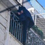 Αίσιο τέλος για τον άνδρα που απειλούσε να πέσει από κτήριο στο κέντρο της Αθήνας