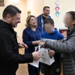 Επίσκεψη Χαρδαλιά σε παιδιά ΑμεΑ στον Χολαργό – 1,23 εκατ. ευρώ η χρηματοδότηση της Περιφέρειας