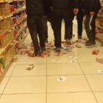 «Έφοδος» αντιεξουσιαστών σε σούπερ μάρκετ στο Βόλο – Ποδοπάτησαν προϊόντα Βιολάντα