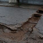 Καθίζηση δρόμου στον Πειραιά – Διεκόπη η κυκλοφορία των οχημάτων