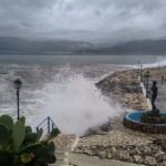 Ο λιμενικός στην Κυνουρία λίγο πριν παρασυρθεί είχε σώσει μικρό παιδί που πάλευε με τα κύματα