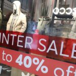 Εκπτώσεις: Ελπίδα η «ρευστοποίηση» του στοκ – Πτώση εορταστικού τζίρου για 1 στις 2 επιχειρήσεις