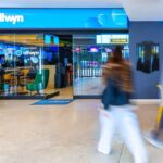 Έτσι θα είναι τα καταστήματα ΟΠΑΠ στην εποχή της Allwyn – Στο επίκεντρο η μοντέρνα αισθητική