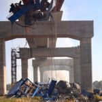 Τραγωδία στην Ταϊλάνδη: Κατέρρευσε γερανός και καταπλάκωσε τρένο – Τουλάχιστον 22 οι νεκροί