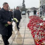 Λευκά τριαντάφυλλα στην Τούμπα – Ο δήμαρχος της Θεσσαλονίκης τίμησε τους νεκρούς οπαδούς του ΠΑΟΚ