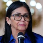 Η αναπληρώτρια πρόεδρος της Βενεζουέλας δηλώνει ότι «έχει βαρεθεί» τις εντολές των ΗΠΑ